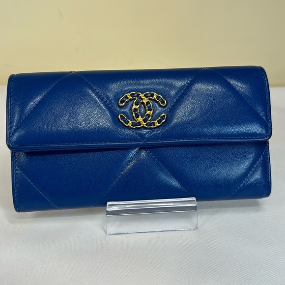 CHANEL 19 CC Blue Lambskin Flap Long Wallet  Sticker Series #29 2019, CHANEL box - Picture 5 of 17